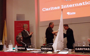 Cardinal Maradiaga handed the flag of Caritas Internationalis to Cardinal Luis Antonio Tagle. Photo by Alberto Arciniega/Caritas Mexico 