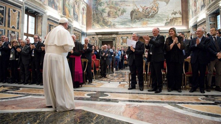 Pope urges journalists not to be at the mercy of easy slogans ...